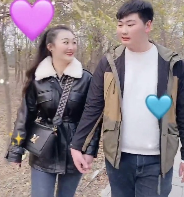 大衣哥儿媳妇能力越来越强模仿李佳琦卖口红一晚赚30多万