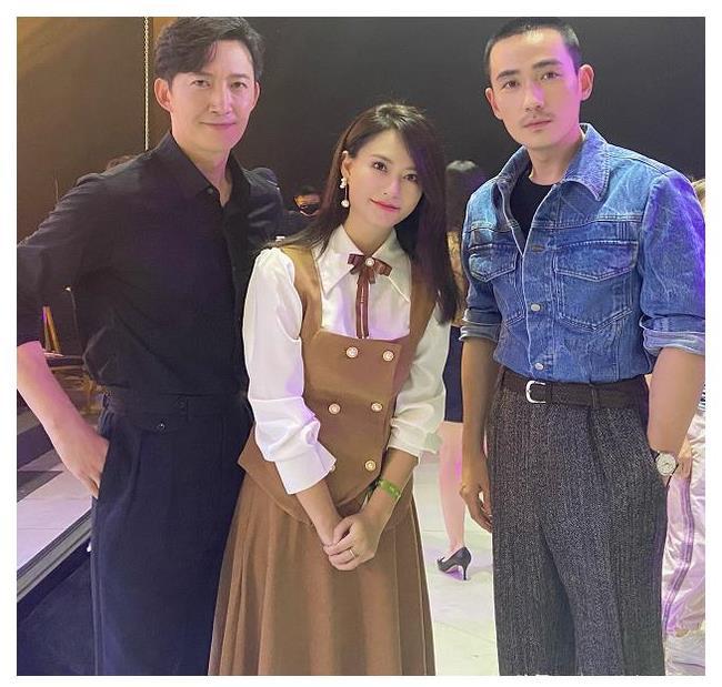 朱一龙现身发布会,含胸驼背一脸胡茬,相比大他10岁的王阳更精休闲区蓝鸢梦想 - Www.slyday.coM 朱一龙现身发布会,含胸驼背一脸胡茬,相比大他10岁的王阳更精休闲区蓝鸢梦想 - Www.slyday.coM