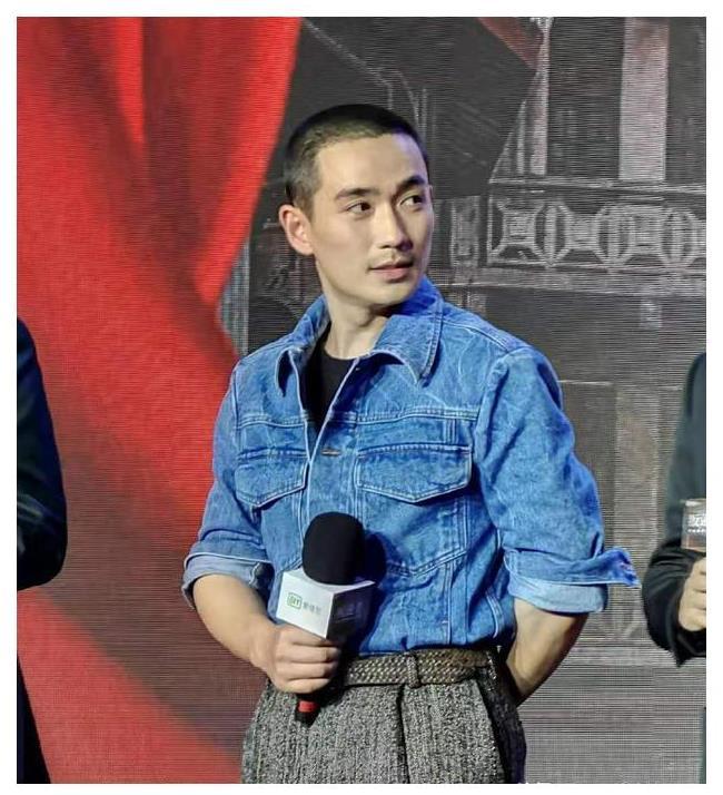 朱一龙现身发布会,含胸驼背一脸胡茬,相比大他10岁的王阳更精休闲区蓝鸢梦想 - Www.slyday.coM 朱一龙现身发布会,含胸驼背一脸胡茬,相比大他10岁的王阳更精休闲区蓝鸢梦想 - Www.slyday.coM