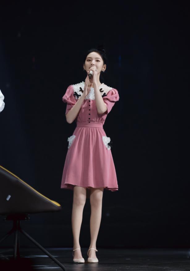 最美小花终于出现章若楠生图美到逆天颜值碾压张子枫