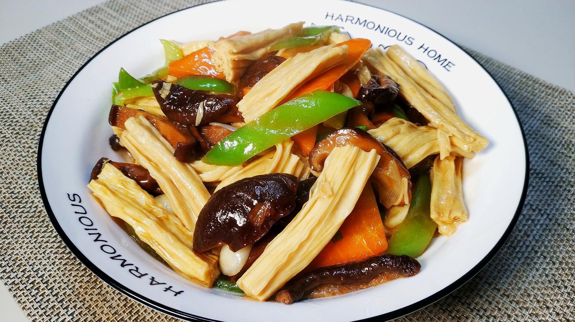 香菇和腐竹一起炒又滑又嫩鲜香可口风味浓郁做好比肉香