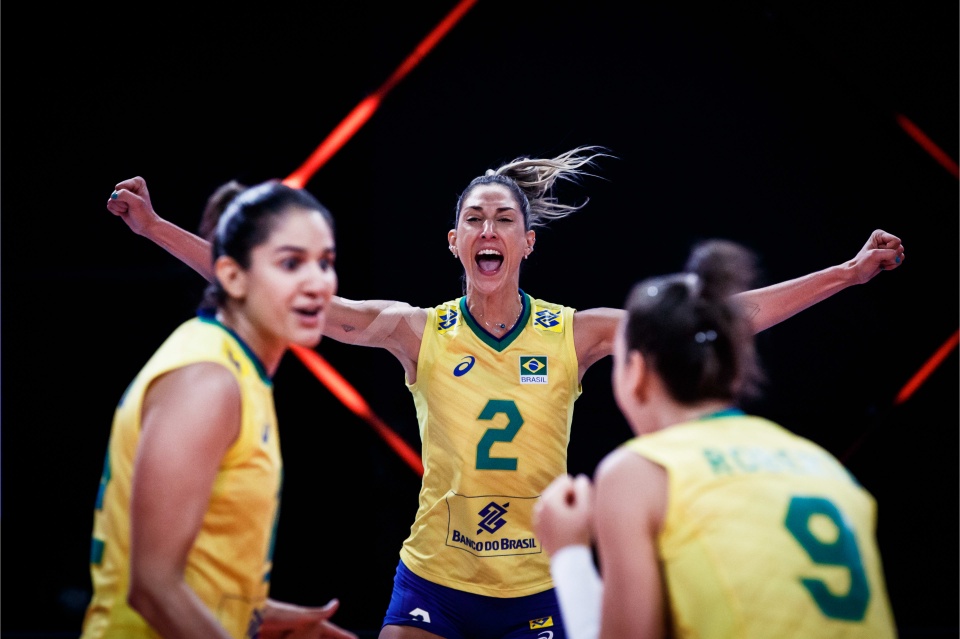 巴西女排队长恢复神速,替补登场砍6分,新三叉戟发威3-1晋级决赛