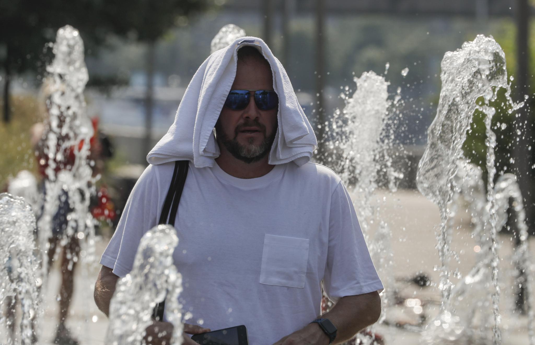 俄罗斯天气炎热