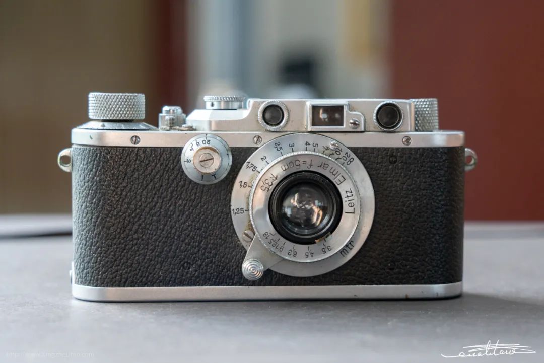 徕卡Ⅲb相机是在1938年1月推出,编号从240001到355000,Ⅲb是最后一款