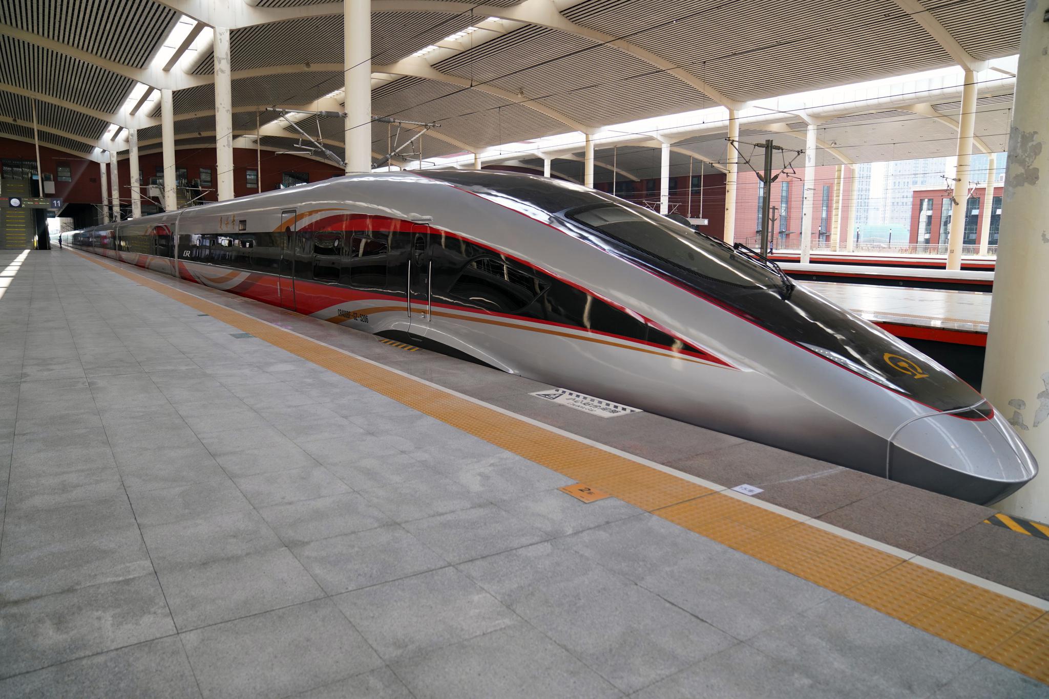 西站开往北京朝阳站方向的复兴号智能动车组g904次列车驶出哈尔滨西站