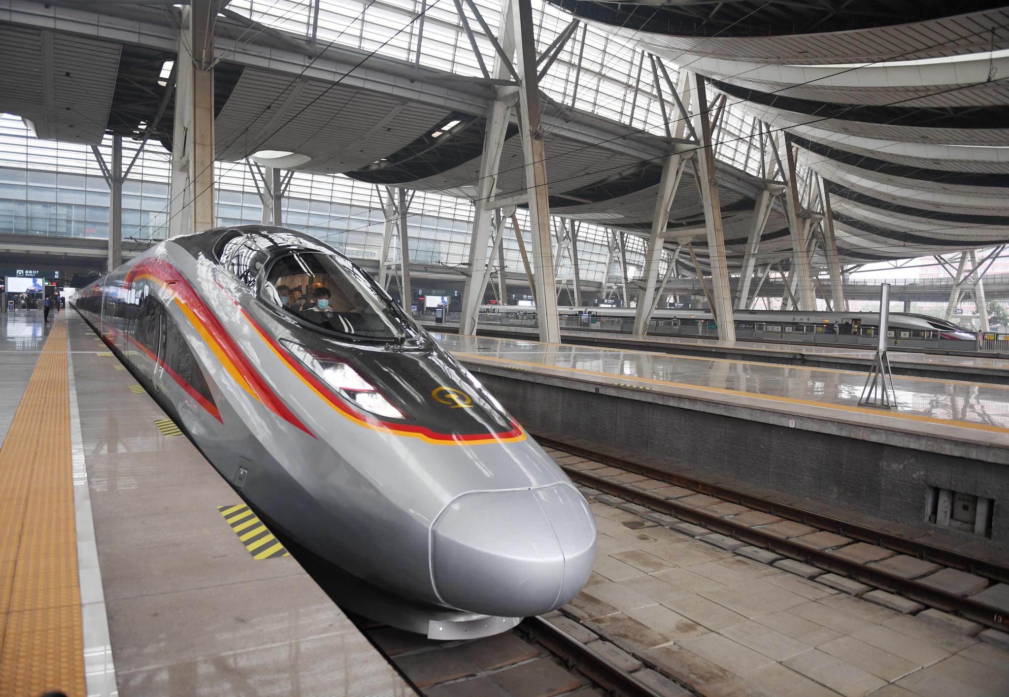 6月25日,优化后的复兴号智能动车组(cr400af-bz型)g5次列车停靠在北京