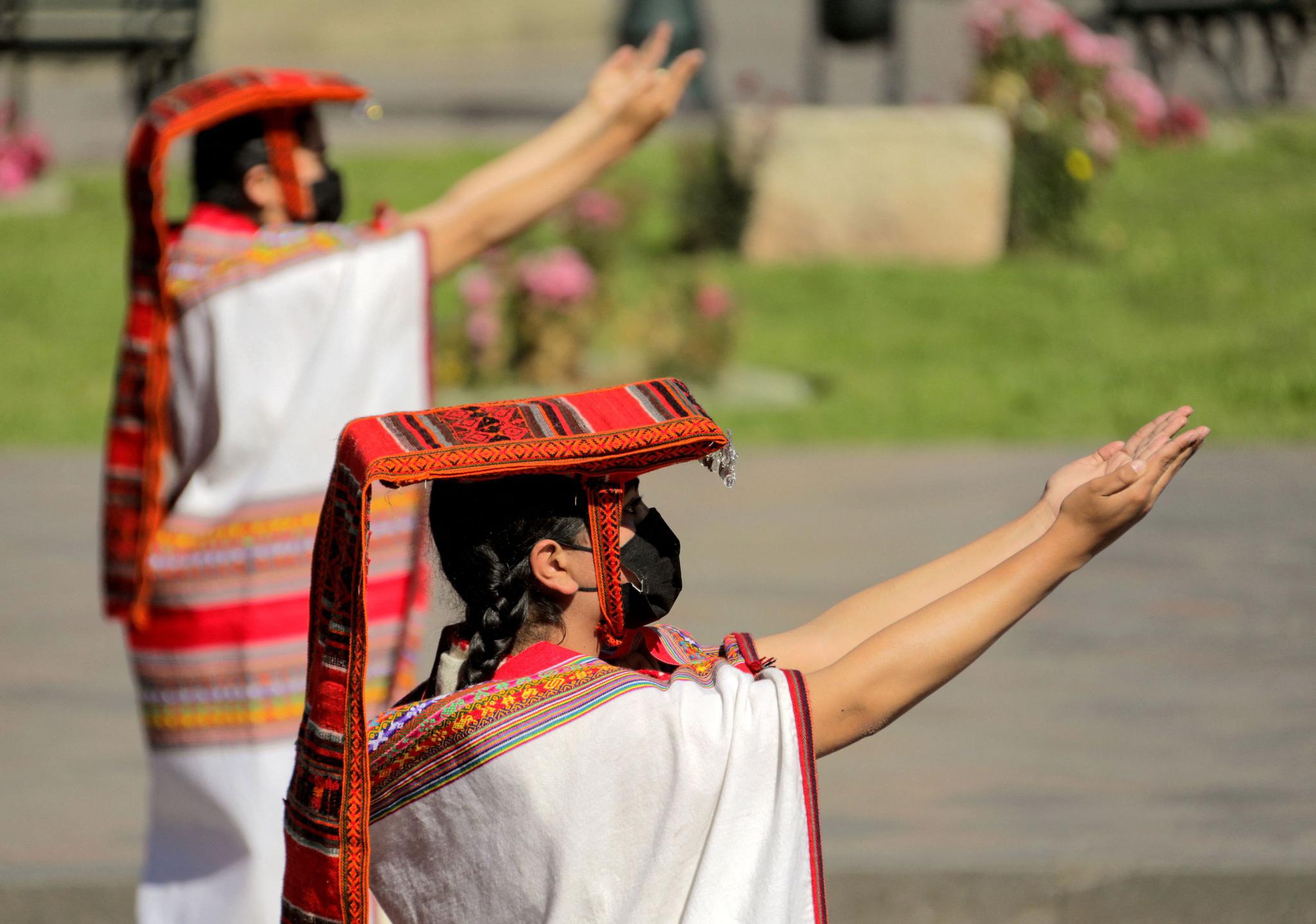 6月24日,人们身着传统服饰在秘鲁库斯科参加"太阳节"庆祝活动.