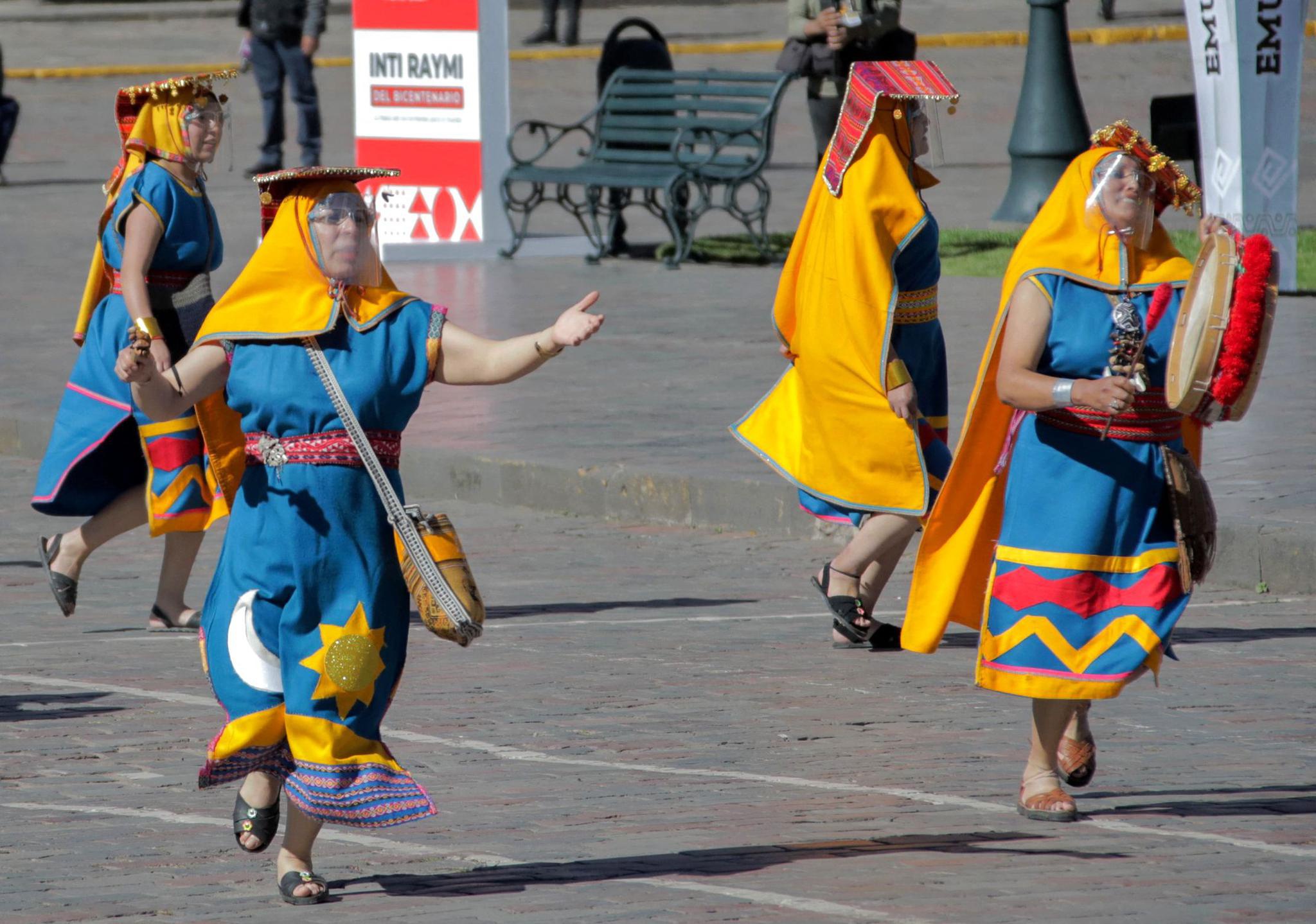 新华社/法新6月24日,人们身着传统服饰在秘鲁库斯科参加"太阳节"庆祝