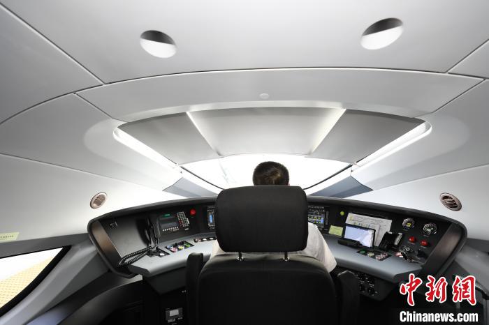 黑龙江迎来首趟复兴号智能动车组列车