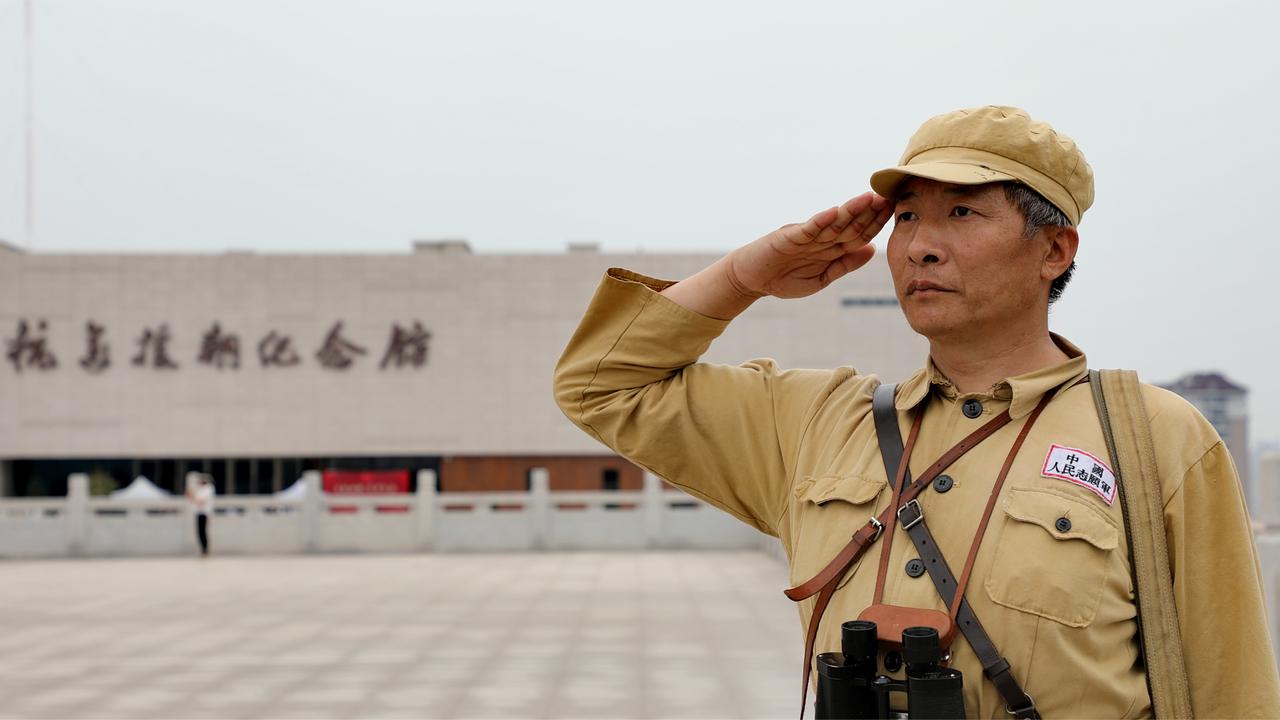 辽宁49岁导游背景不简单,半年8次到抗馆,穿正宗志愿军军装