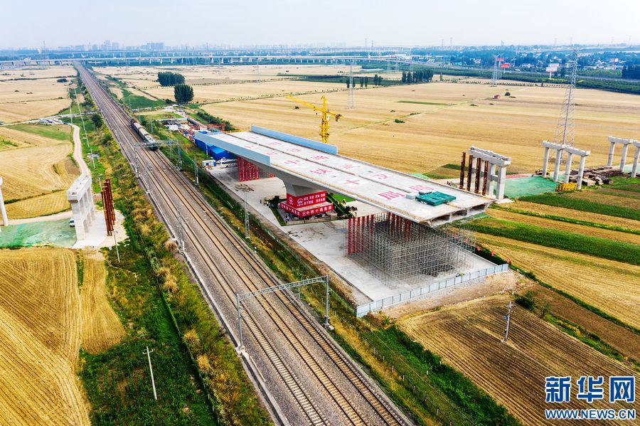 河南平顶山大西环跨孟宝铁路立交桥成功转体