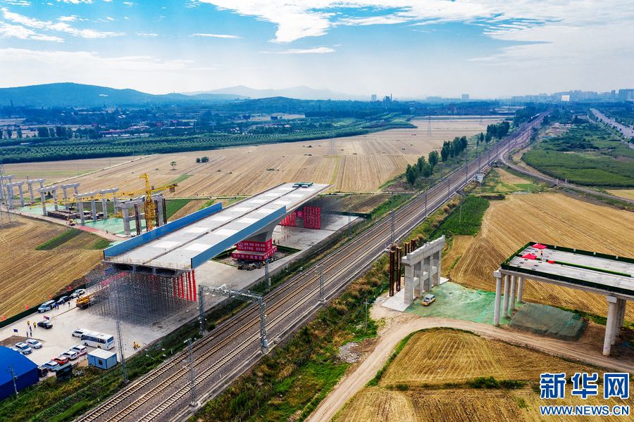 河南平顶山大西环跨孟宝铁路立交桥成功转体