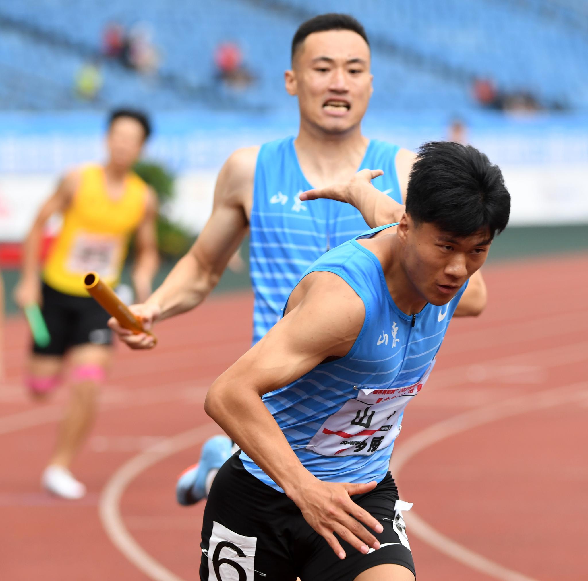 田径——全国锦标赛:山东队获男子4x200米接力冠军