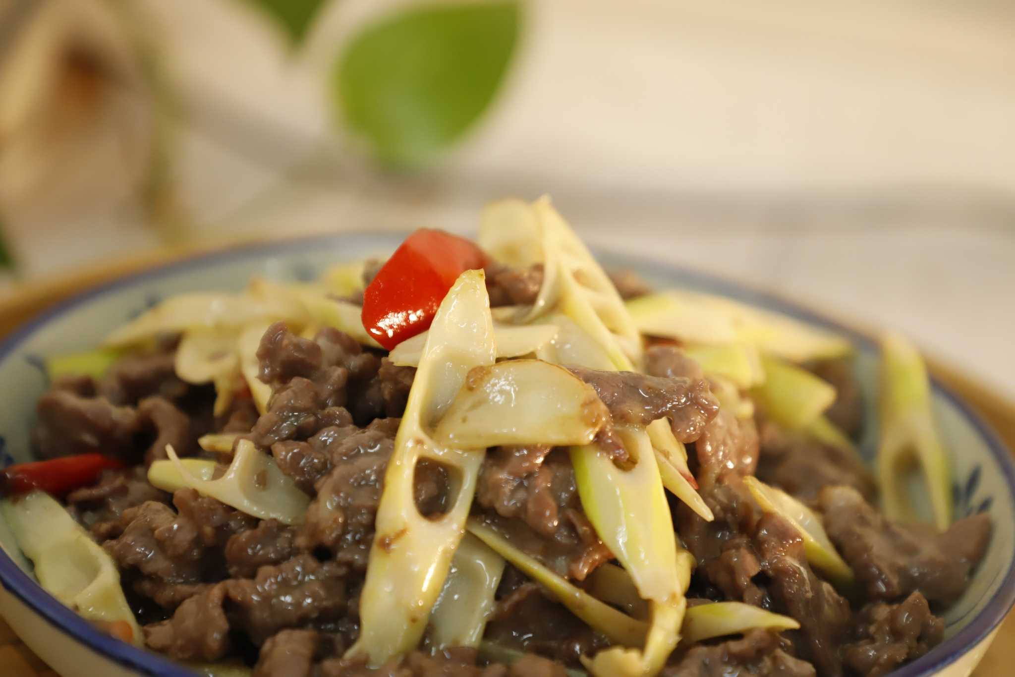 主料:牛肉250克,鲜笋250克,红椒,蒜米少许配料:油20克,鱼露15克,蚝油