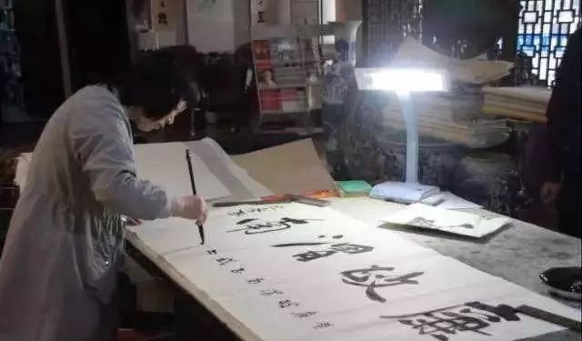 她14岁在书法教授家当保姆,却意外成为书法家休闲区蓝鸢梦想 - Www.slyday.coM