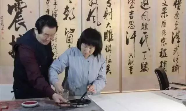 她14岁在书法教授家当保姆,却意外成为书法家休闲区蓝鸢梦想 - Www.slyday.coM