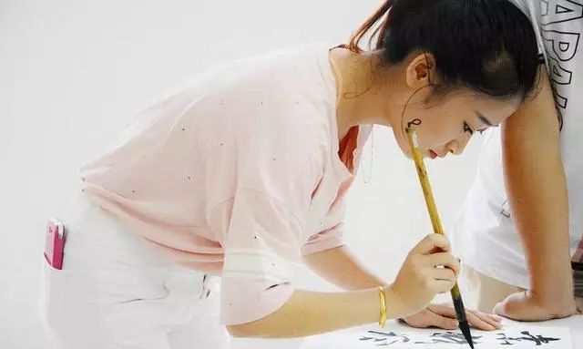 她14岁在书法教授家当保姆,却意外成为书法家休闲区蓝鸢梦想 - Www.slyday.coM