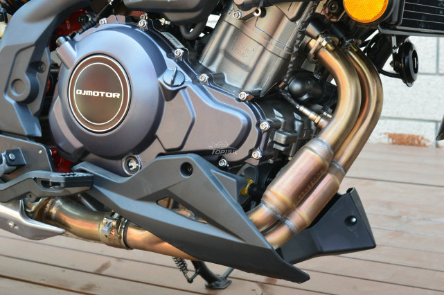 353cc排量的双缸水冷发动机,峰值马力36.