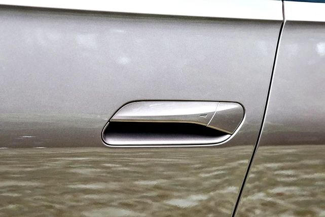 隐藏式门把手与id.4 x一致,与车身不同色的反光镜算是一个亮点设计了.