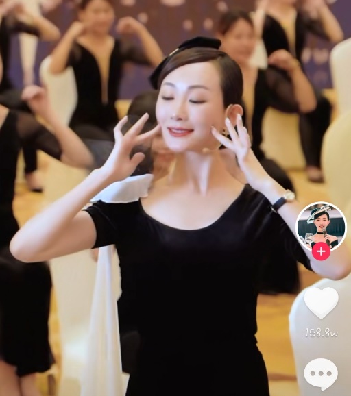 2w信息库:热视4#刘芳形体礼仪#回顾以往的视频,账号@肥猪猪的日常为何