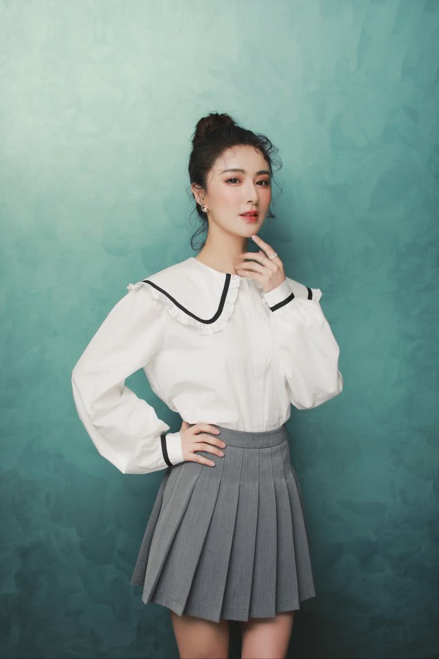 薇娅带娃逛游乐场,穿粉衣扎麻花辫真俏皮,"女王"也有少女心|游乐场