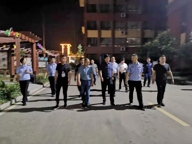 南召县委书记刘永国夜晚暗访检查安全生产工作