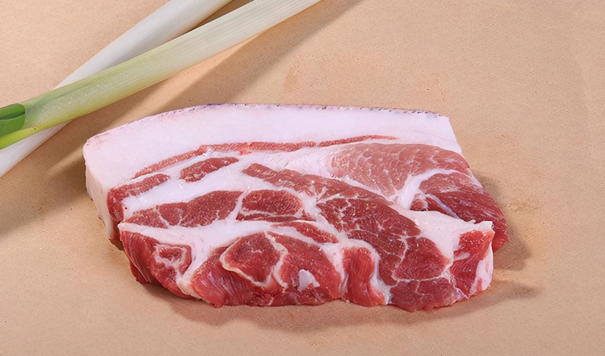 而前槽肉就不同了,它的肥瘦比例是三分肥七分瘦,用它做肉馅刚刚好,又