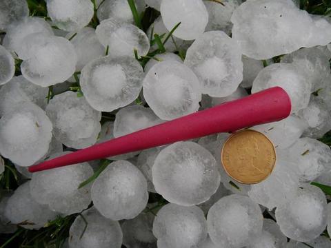 汽车被冰雹砸坏，能申请保险理赔吗？老司机：没你想的那么简单！