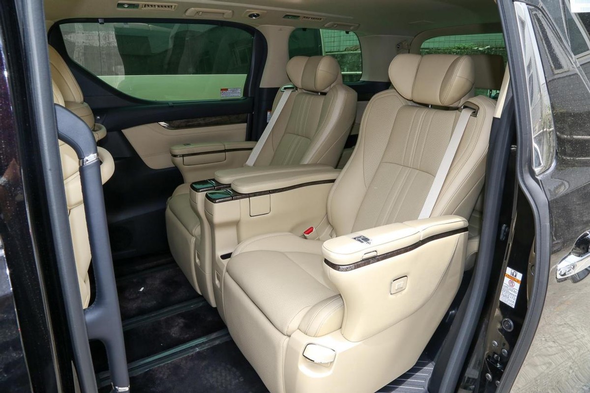 进入前排,威尔法的内饰整体布局很有层次感,并且木纹饰板与金属饰条等