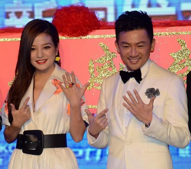 赵薇苏有朋合体亮相,同穿"白 黑"有默契,连身材发福都同步了