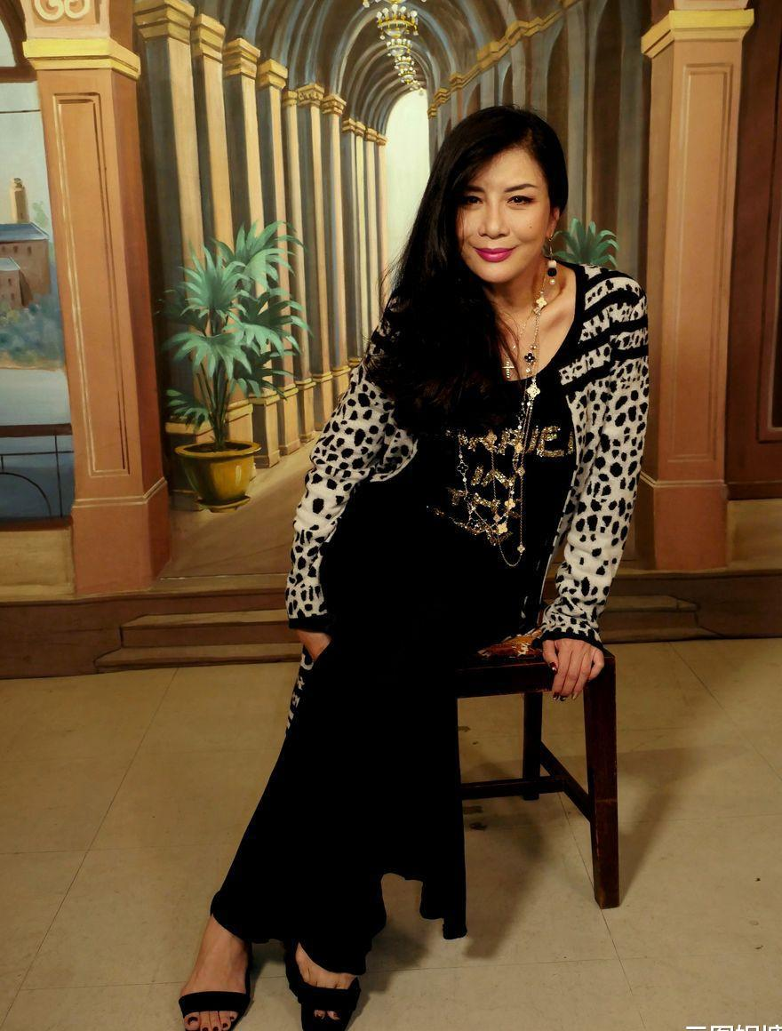 吴家丽58岁仍有傲人身材穿黑色挂脖连衣裙成熟高级时髦精致