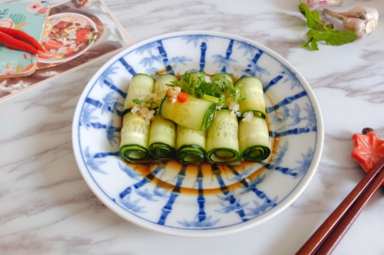 【菜名】:响油黄瓜卷【食材清单】:黄瓜半个,大蒜末1茶匙,香菜1根