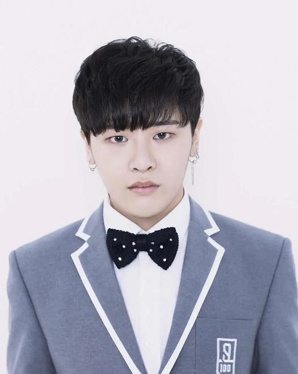 球球男友是姜达赫,曾经参加过偶像练习生,其父亲是圈内有名的歌手姜鹏