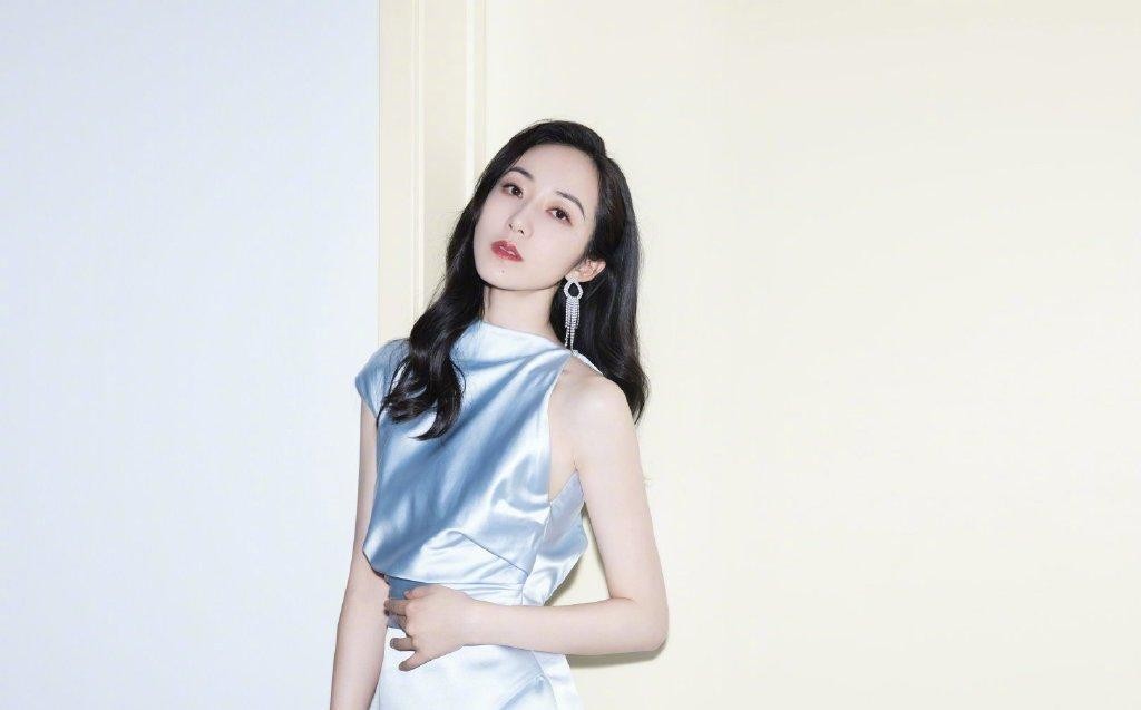 韩雪的五官不算精致但身材比例真不错穿着高级礼服更显气质