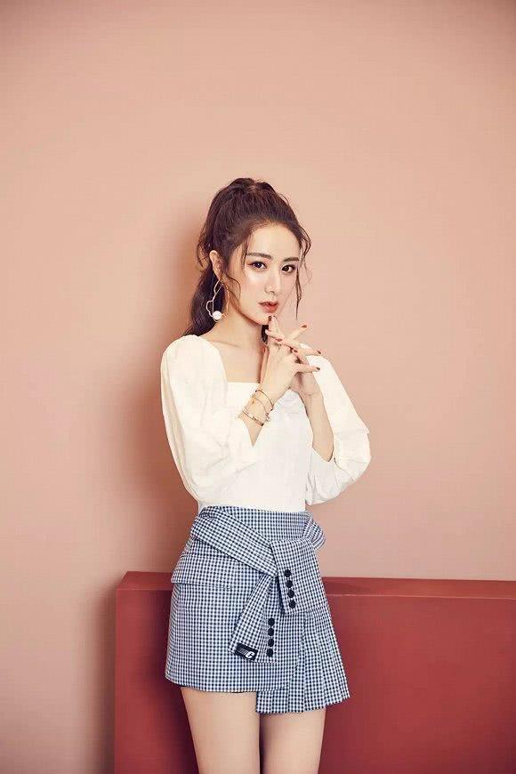 薇娅带娃逛游乐场,穿粉衣扎麻花辫真俏皮,"女王"也有少女心|游乐场