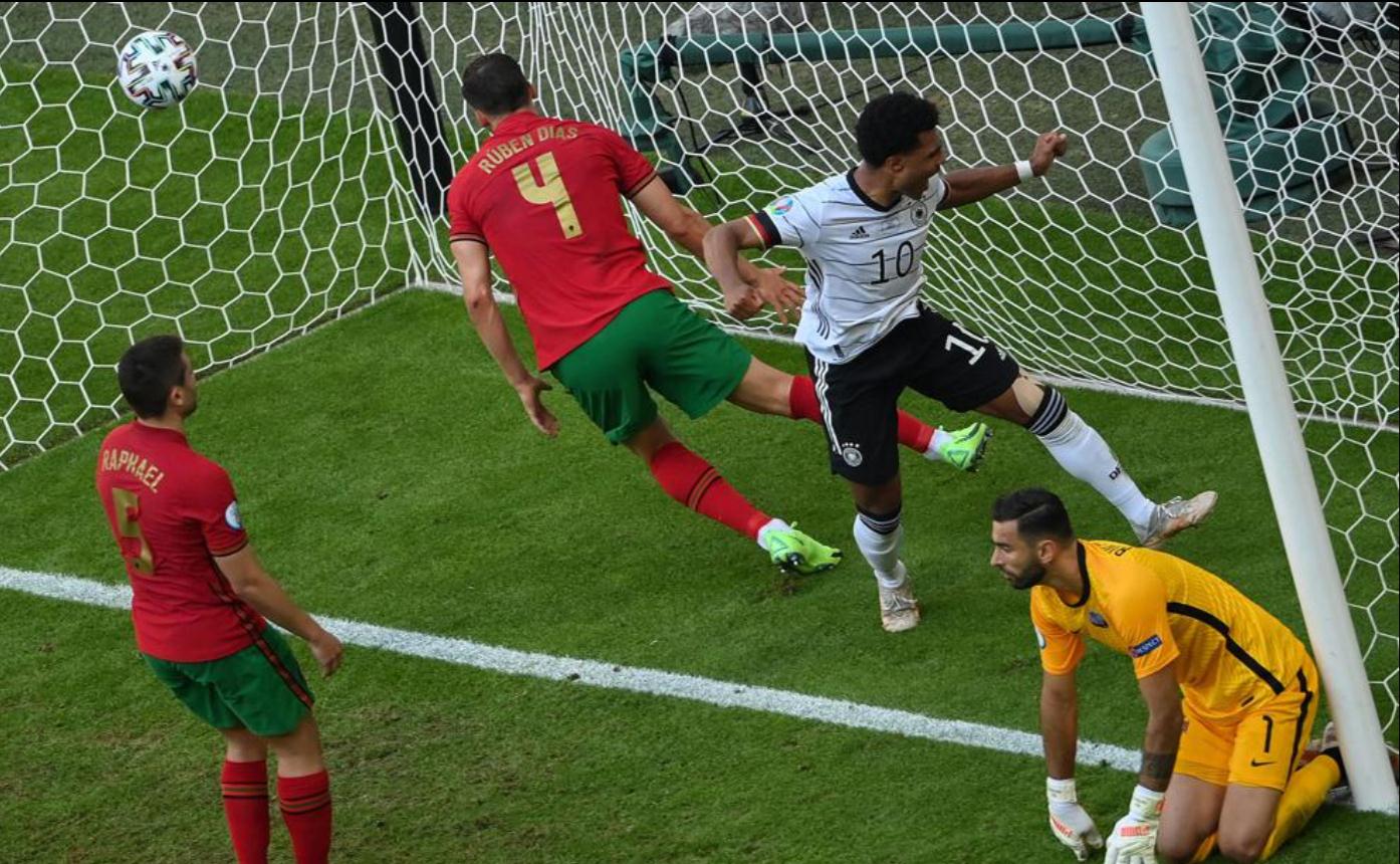 守门员竟把球扣入自家大门,到底怎么回事,为何欧洲杯乌龙球频发