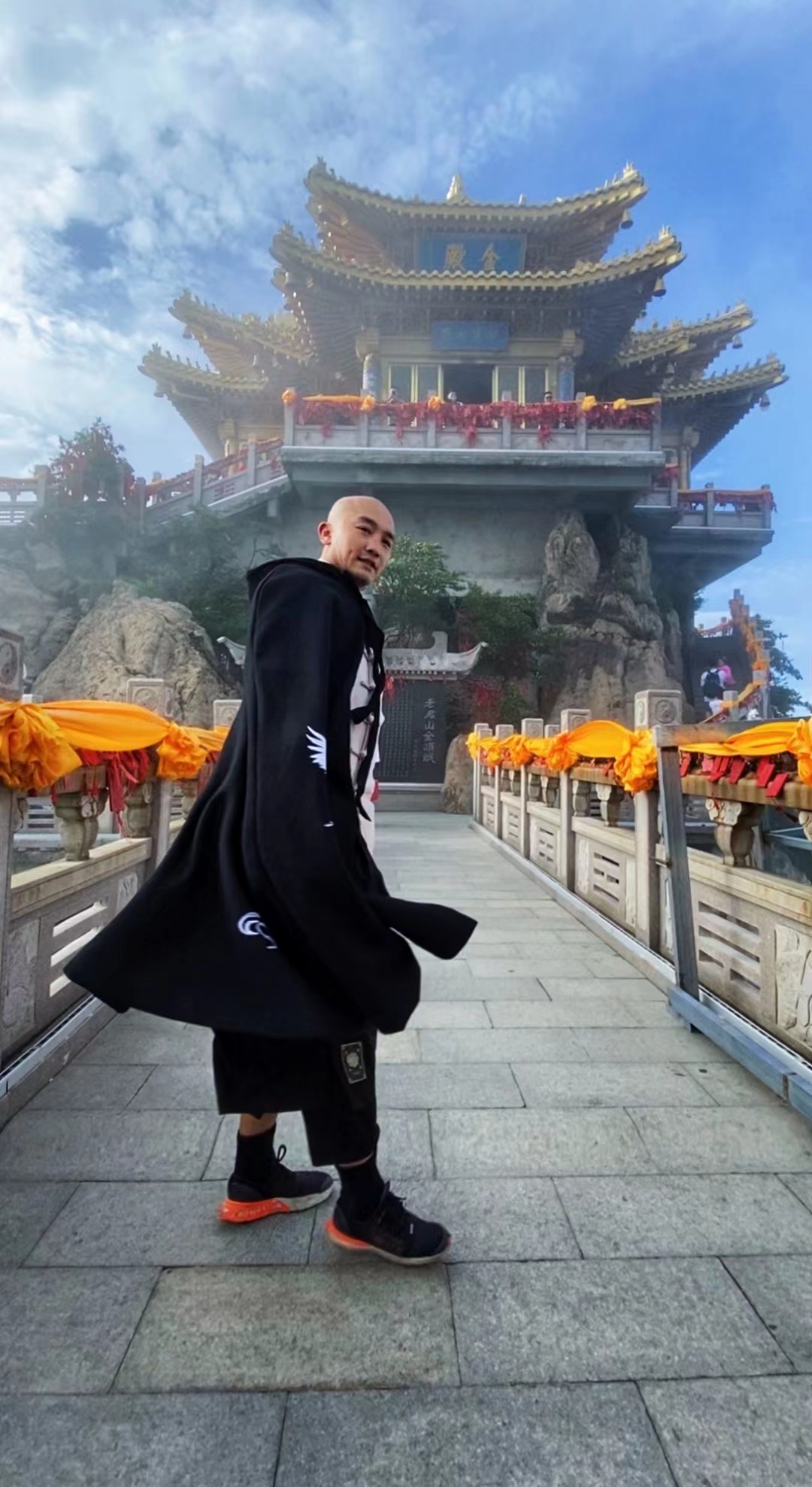 武术大师们悬了武僧一龙公开发出警告别为几两碎银出卖自己