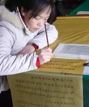 她14岁在书法教授家当保姆,却意外成为书法家休闲区蓝鸢梦想 - Www.slyday.coM