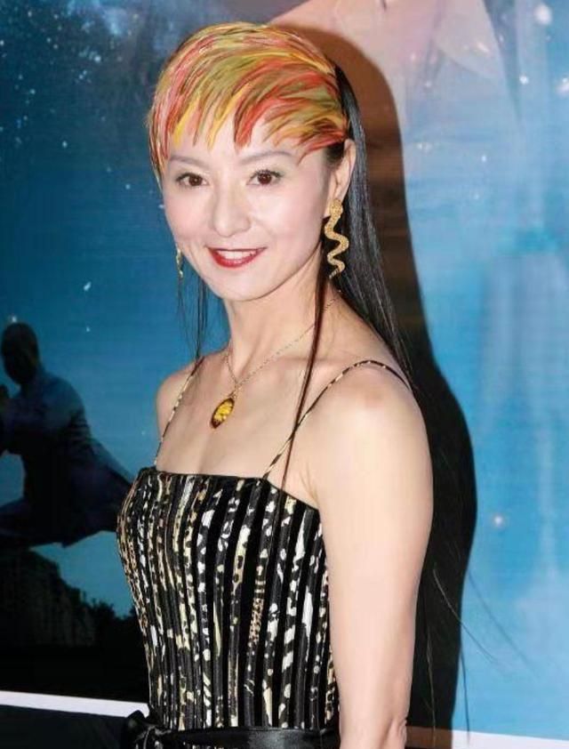 56岁李赛凤真拼,穿吊带配蛇形耳环不算啥,头发染成彩虹色才厉害