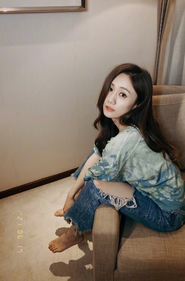 刘芸才是吃了"防腐剂"?38岁穿破洞裤引领潮流,少女感让人羡慕