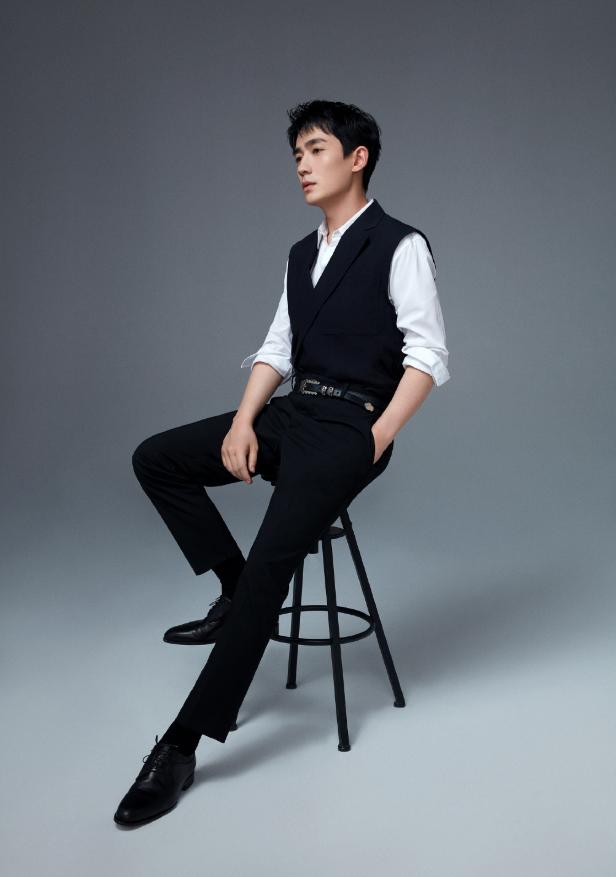 朱一龙现身发布会，含胸驼背一脸胡茬，为剧牺牲太多休闲区蓝鸢梦想 - Www.slyday.coM