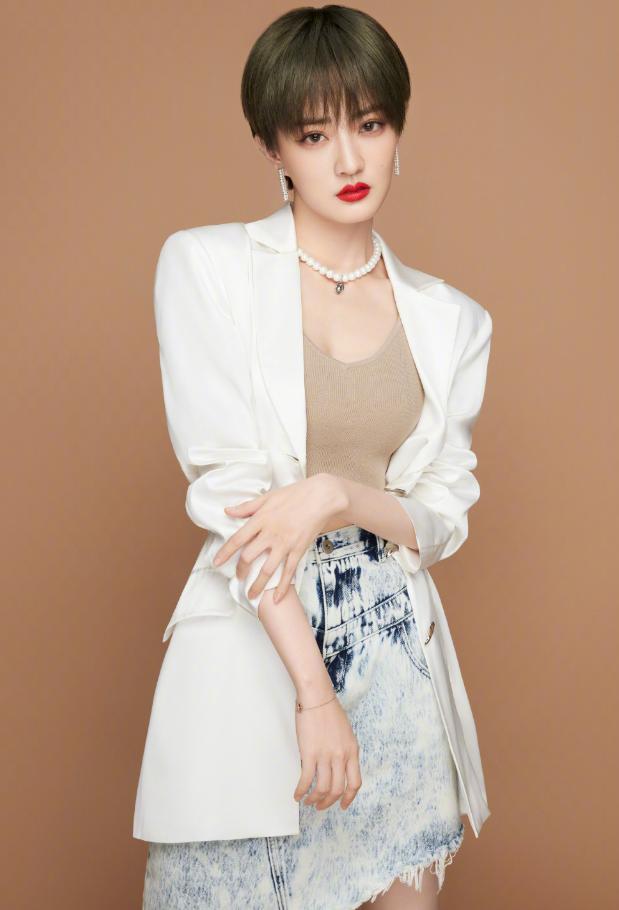 短发造型更显高级感与自己极具女性美的长发造型不同,留着短发的徐璐