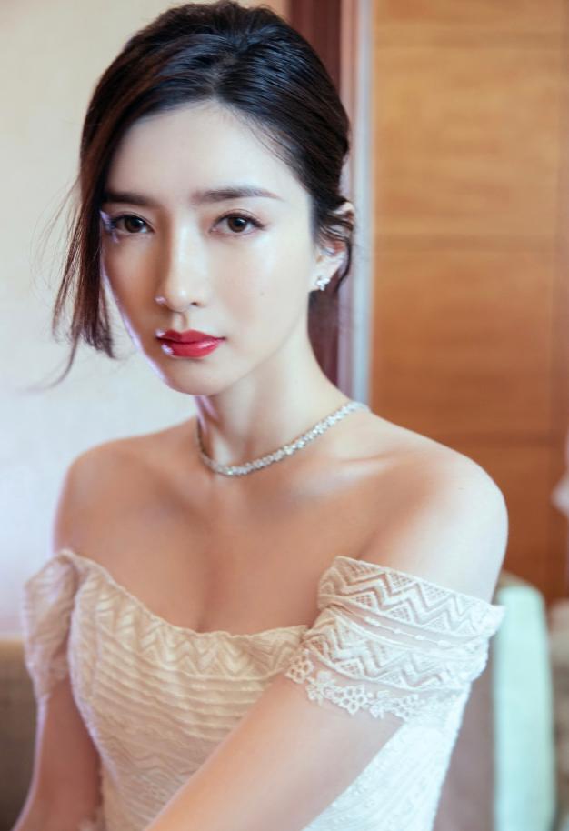 近日圈内知名女演员江疏影就因为自己的一组"婚纱照"刷爆网友们的朋友