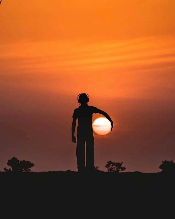 和落日有故事的男人