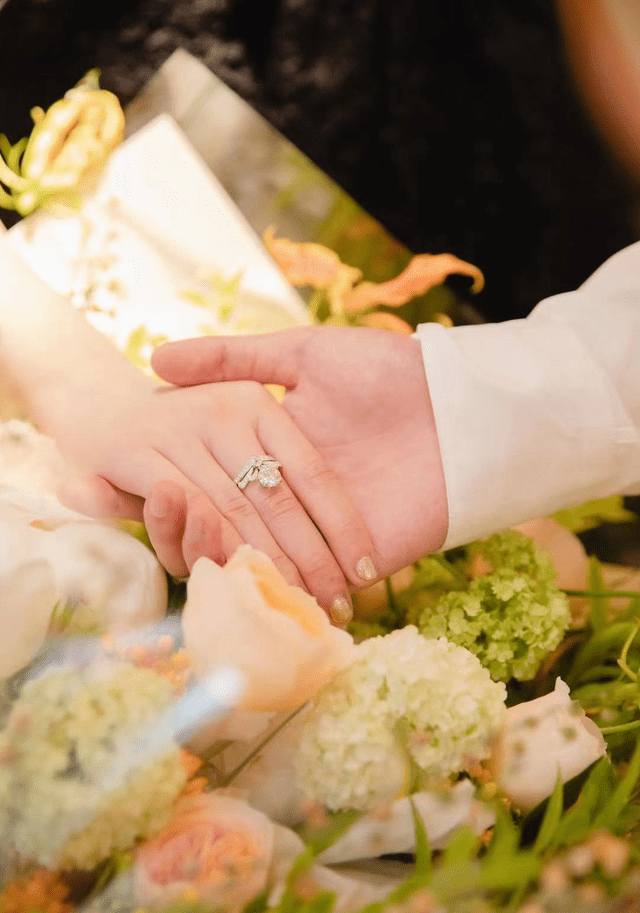 赵本山女儿球球被求婚!手上钻戒价值不菲,圈外男友颜值更吸睛