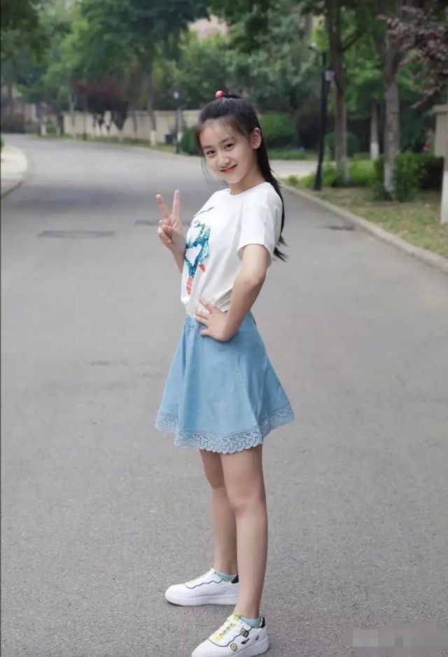 在机场拍到田亮一家,13岁森碟穿粉色卫衣裙,这才是少女真实样!