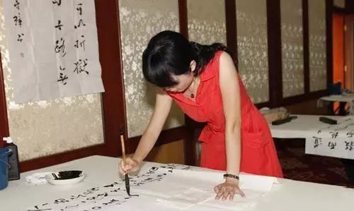她14岁在书法教授家当保姆,却意外成为书法家休闲区蓝鸢梦想 - Www.slyday.coM