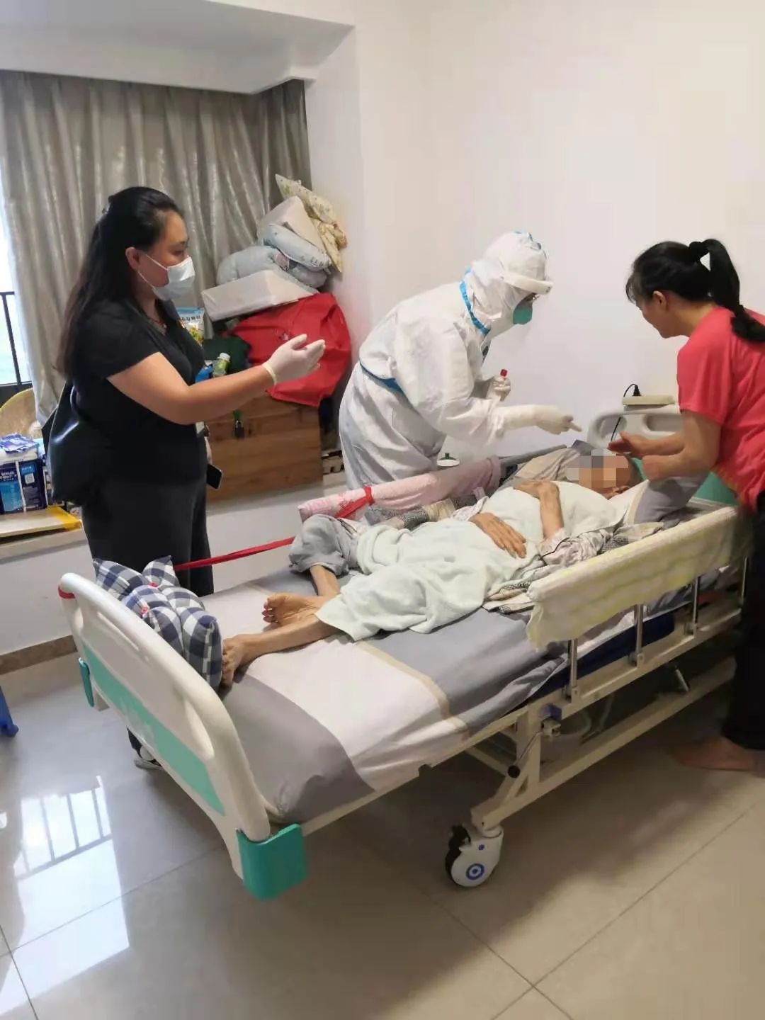 △ 医护人员上门为卧床老人进行核酸检测。