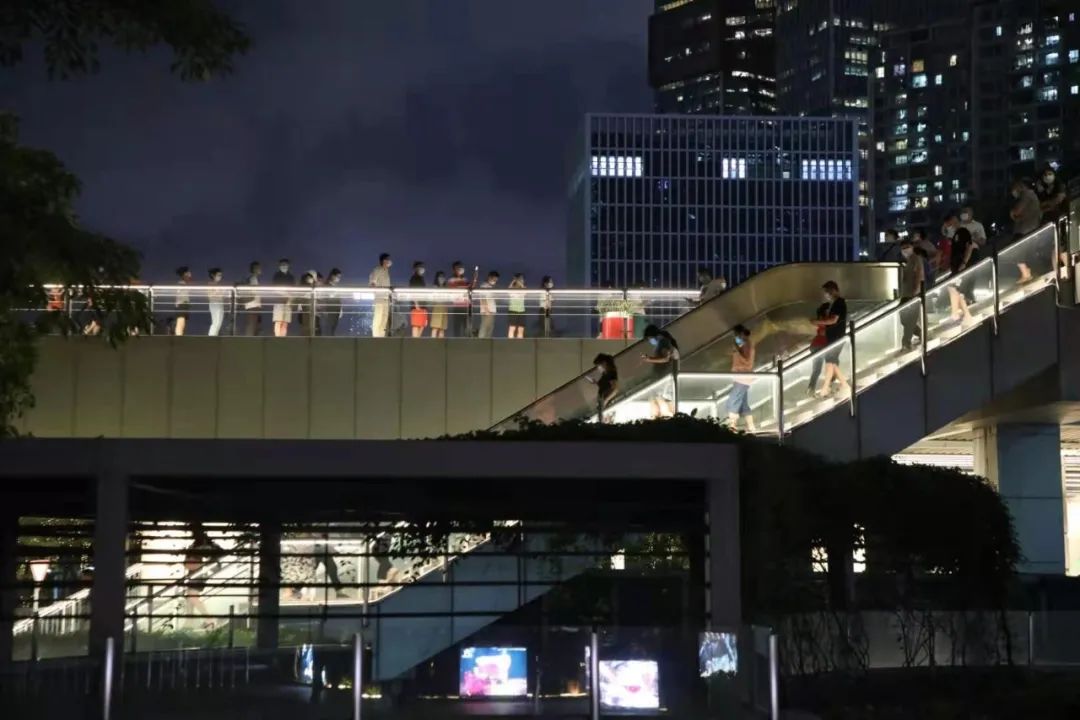 △ 南山的大街小巷随处可见有序排队核酸检测的居民。