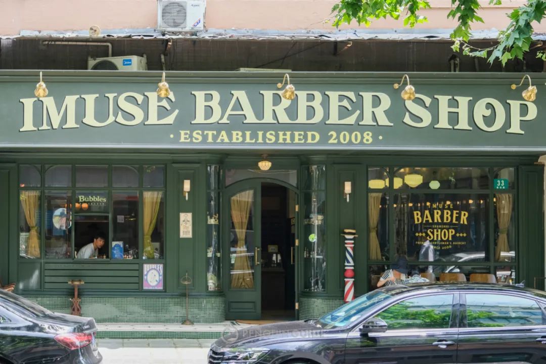 它嵌在理发店的一角,有点像老剧场的售票处,浓厚的美式复古风渗透进每